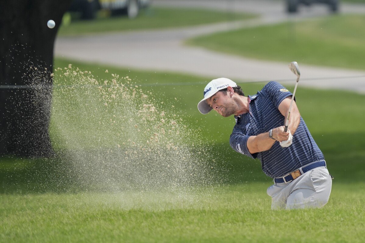 Davis Riley tiene una espera de 70 minutos antes del último putt en la segunda ronda sin bogeys para liderar en Colonial